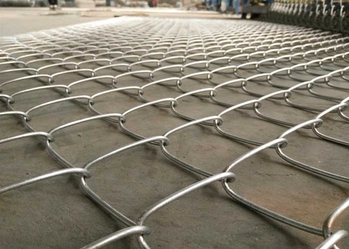 Cerca galvanizada mergulhada quente Mesh do elo de corrente 2.0-4.8mm para o campo de esporte